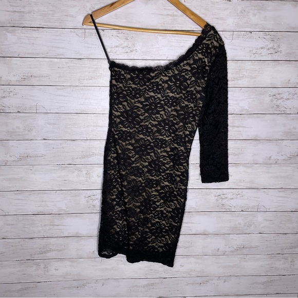 Black Lace Nude Underlay One Sleeve One Shoulder Dress - Picture 4 of 4